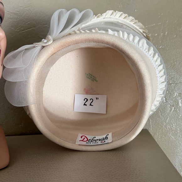 ADORABLE 1970s' IVORY FELT HAT + WHITE MESH, GROSGRAIN & SEQUIN TRIM - Picture 13 of 14